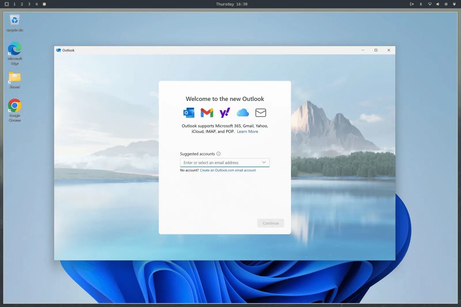 Windows 11 met Outlook binnen Omarchy, met de Omarchy-desktopbar erboven zichtbaar